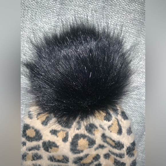 Express black and tan leopard soft fuzzy winter hat with‎ Pom Pom one size - Picture 6 of 6